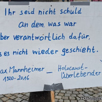 Viele Schilder und Plakate mit beeindruckenden Ideen gegen rechts hat man am Rathausplatz lesen können