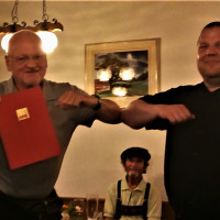 Guido Boguslawski gratuliert "coronagerecht" Hans Schubert zu seiner 50-jährigen Mitgliedschaft bei der SPD